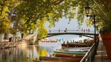 Découvrez l'histoire et les origines du pont des amours d'annecy